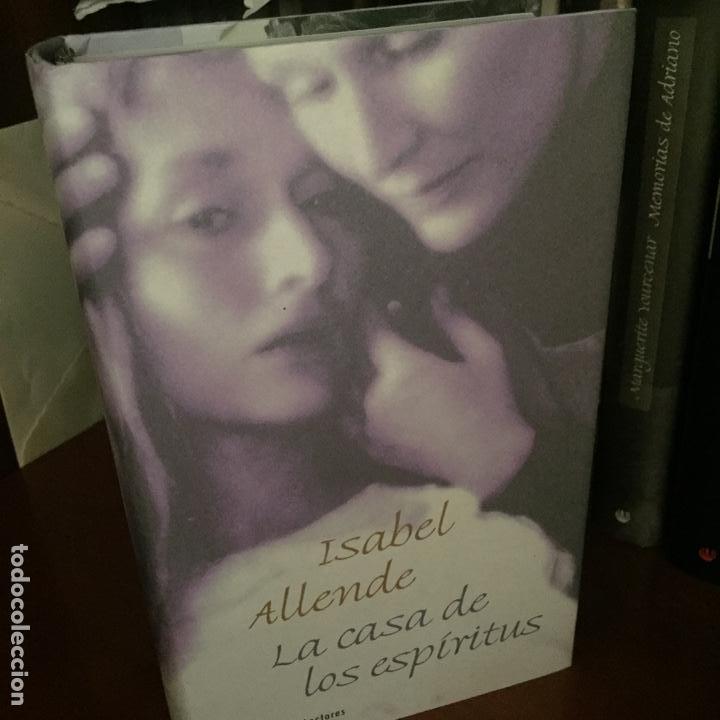 Libros de segunda mano: La casa de los esp&iacute;ritus - Isabel Allende - Foto 1