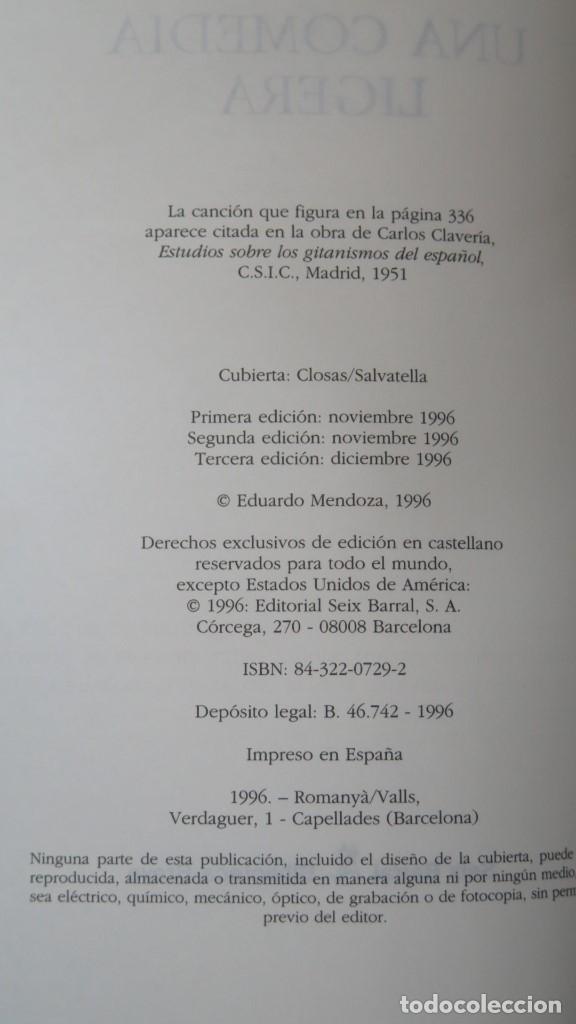 Libros de segunda mano: UNA COMEDIA LIGERA. EDUARDO MENDOZA - Foto 2
