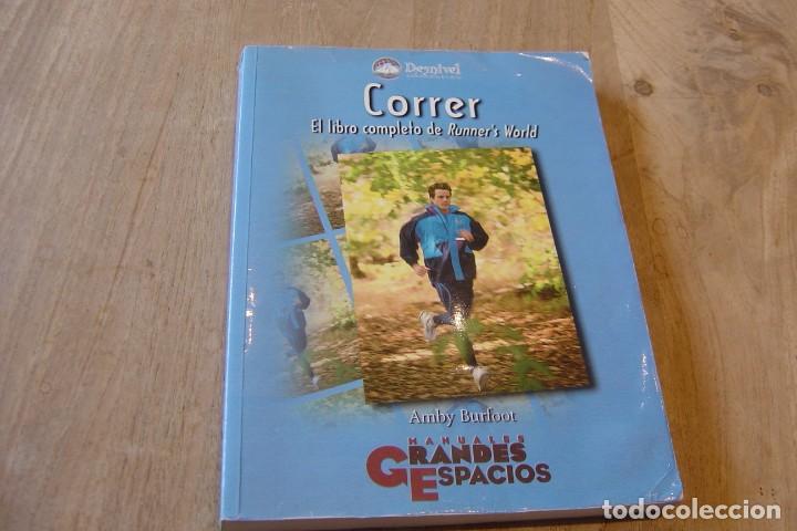 Libros de segunda mano: CORRER. EL LIBRO COMPLETO DE RUNNERS WORLD. AMBY BURFOOT. 1a EDICI&Oacute;N 2000 - Foto 1