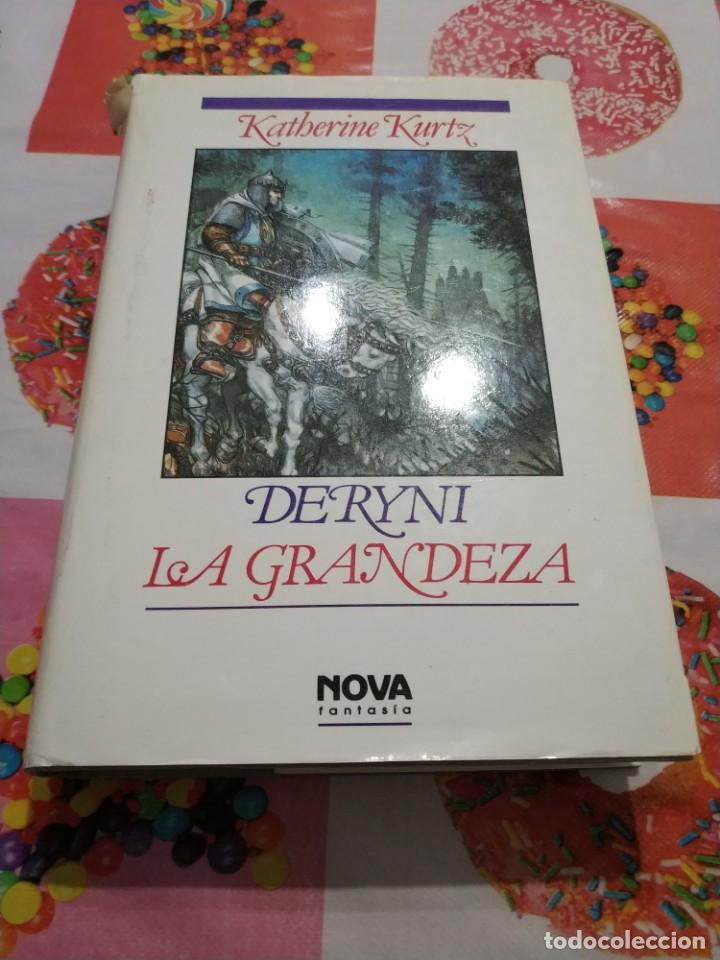 Libros de segunda mano: DERYNI. LA GRANDEZA.- KATHERINE KURTZ - Foto 1