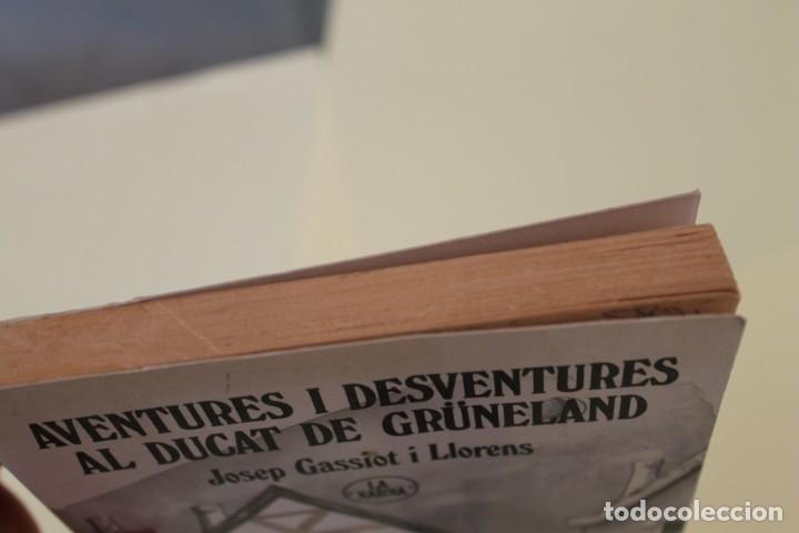 Libros de segunda mano: LIBRO AVENTURES I DESVENTURES AL DUCAT DE GR&Uuml;NELAND EN CATALAN - Foto 4