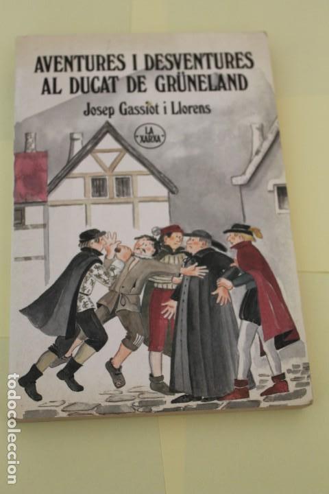 Libros de segunda mano: LIBRO AVENTURES I DESVENTURES AL DUCAT DE GR&Uuml;NELAND EN CATALAN - Foto 1