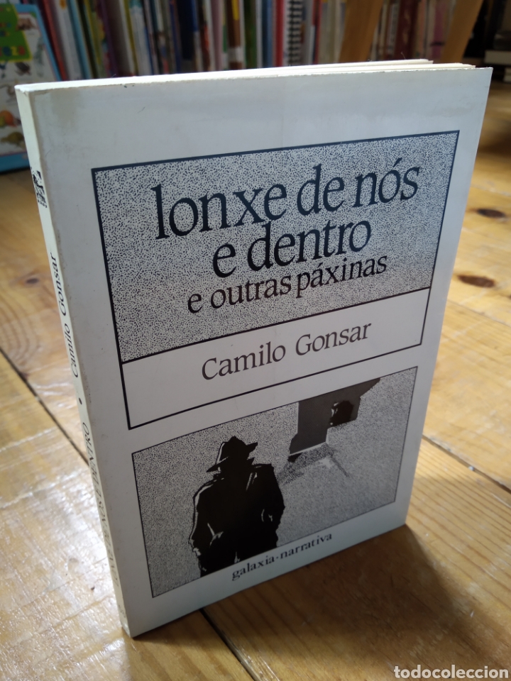 Libros de segunda mano: LONXE DE N&Oacute;S E DENTRO E OUTRAS P&Aacute;XINAS. CAMILO GONSAR #0729 - Foto 1