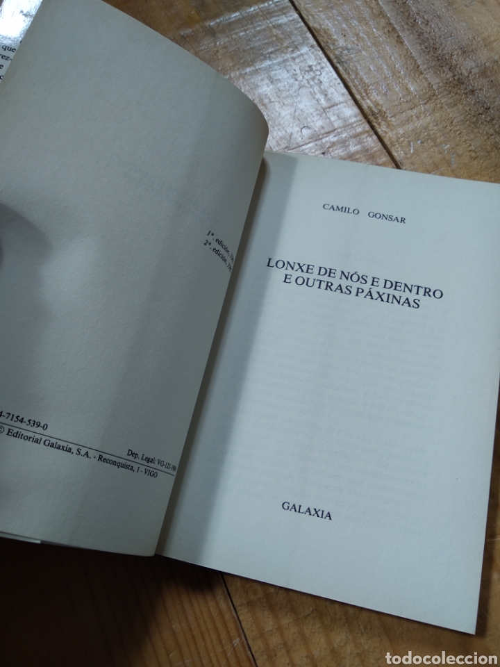 Libros de segunda mano: LONXE DE N&Oacute;S E DENTRO E OUTRAS P&Aacute;XINAS. CAMILO GONSAR #0729 - Foto 2
