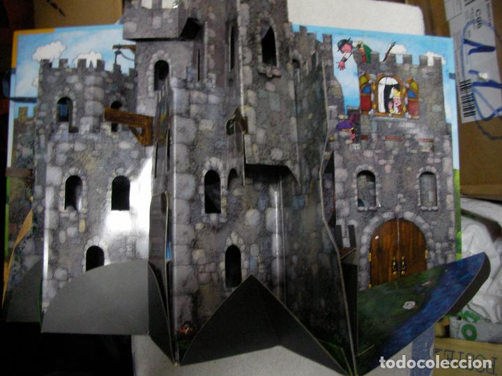 Libros de segunda mano: VIVE UNA AVENTURA EN 3 D - EL CASTILLO MEDIEVAL (LIBRO DE GRAN FORMATO) - Foto 2
