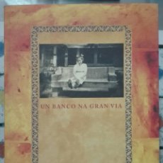 Libros de segunda mano: MANUEL VILANOVA. UN BANCO NA GRAN VÍA. 2016 - DEDICADO POLO AUTOR. Lote 167764212