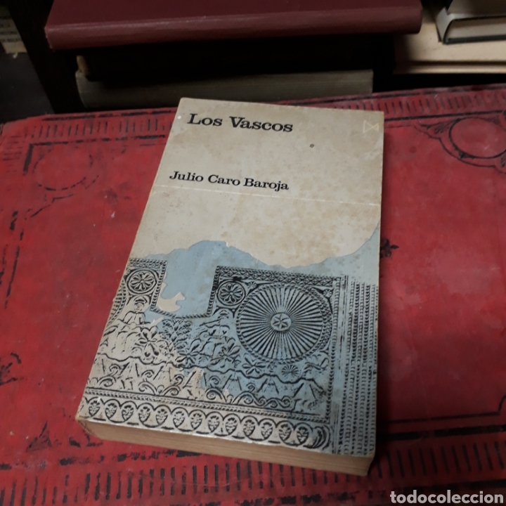 Libros de segunda mano: Julio Caro Baroja, Los vascos - Foto 1