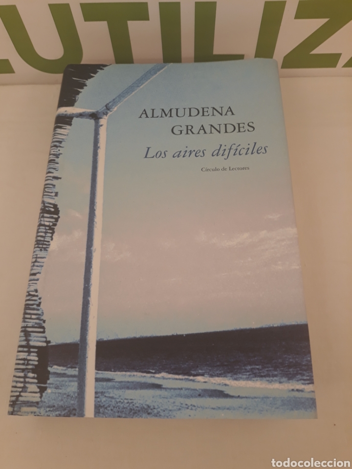 Libros de segunda mano: Almudena Grandes. Los aires dificiles. Circulo de lectores. - Foto 1