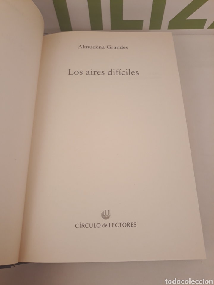 Libros de segunda mano: Almudena Grandes. Los aires dificiles. Circulo de lectores. - Foto 2