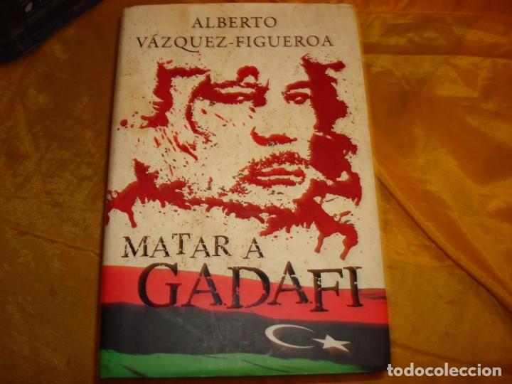 Libros de segunda mano: ALBERTO VAZQUEZ FIGUEROA.  MATAR A GADAFI. EDC. SINGULAR, 1&ordf; EDC , 2011 - Foto 1