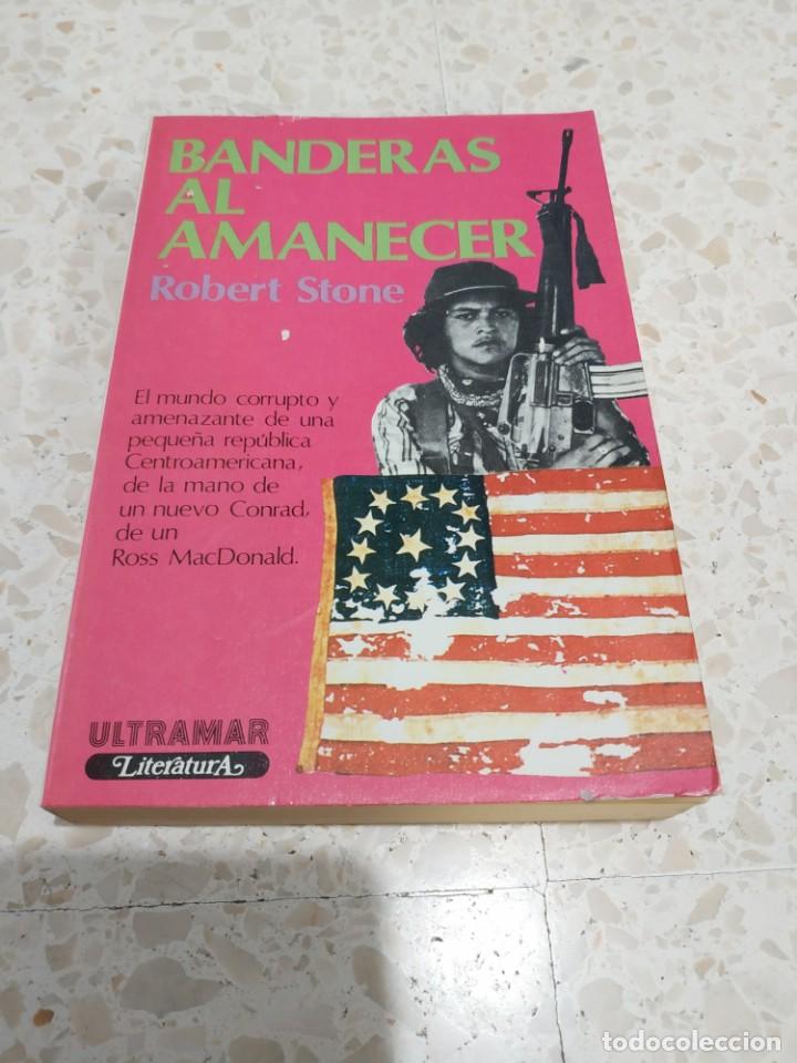 Libros de segunda mano: BANDERAS AL AMANECER.- ROBERT STONE - Foto 1