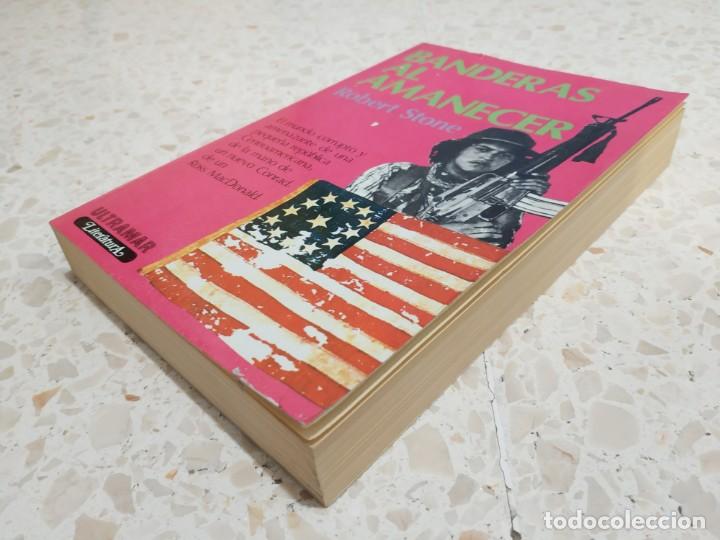 Libros de segunda mano: BANDERAS AL AMANECER.- ROBERT STONE - Foto 2
