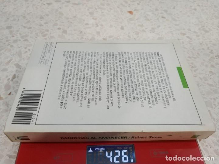 Libros de segunda mano: BANDERAS AL AMANECER.- ROBERT STONE - Foto 4