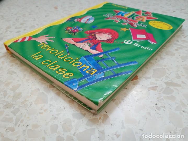 Libros de segunda mano: KIKA SUPERBRUJA REVOLUCIONA LA CLASE - Foto 1