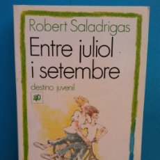 Libros de segunda mano: ENTRE JULIOL I SETEMBRE. ROBERT SALADRIGAS. EDITORIAL DESTINO JUVENIL. Lote 175770053