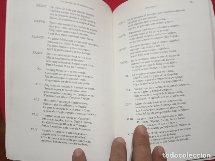 Libros de segunda mano: LAS PROFECIAS DE NOSTRADAMUS VERSION COMPLETA Y BILINGUE.PROLOGO DE OCTAVIO ACEVES. - Foto 3