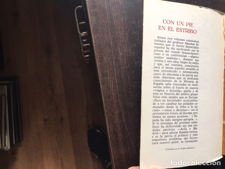 Libros de segunda mano: Con un pie en el estribo. Claudio S&aacute;nchez albornoz - Foto 2