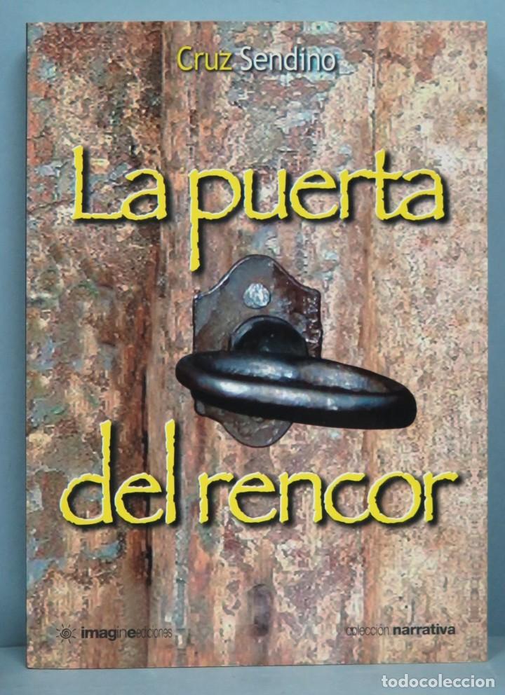 Libros de segunda mano: LA PUERTA DEL RENCOR. CRUZ SENDINO. CON DEDICATORIA AUTOGRAFA DE LA AUTORA - Foto 1