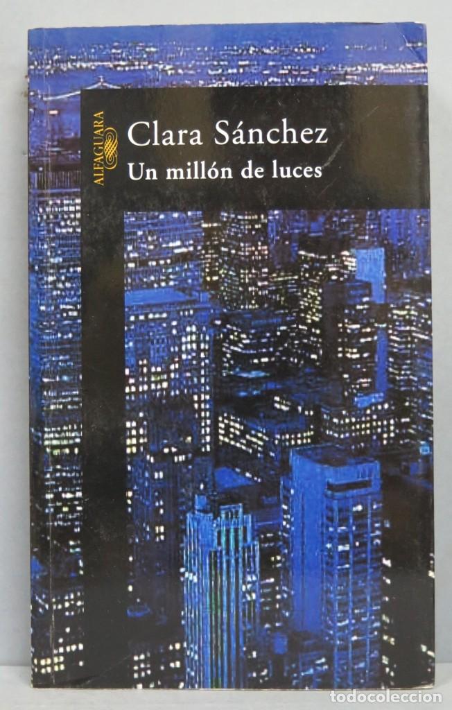 Libros de segunda mano: UN MILL&Oacute;N DE LUCES. CLARA SANCHEZ - Foto 1