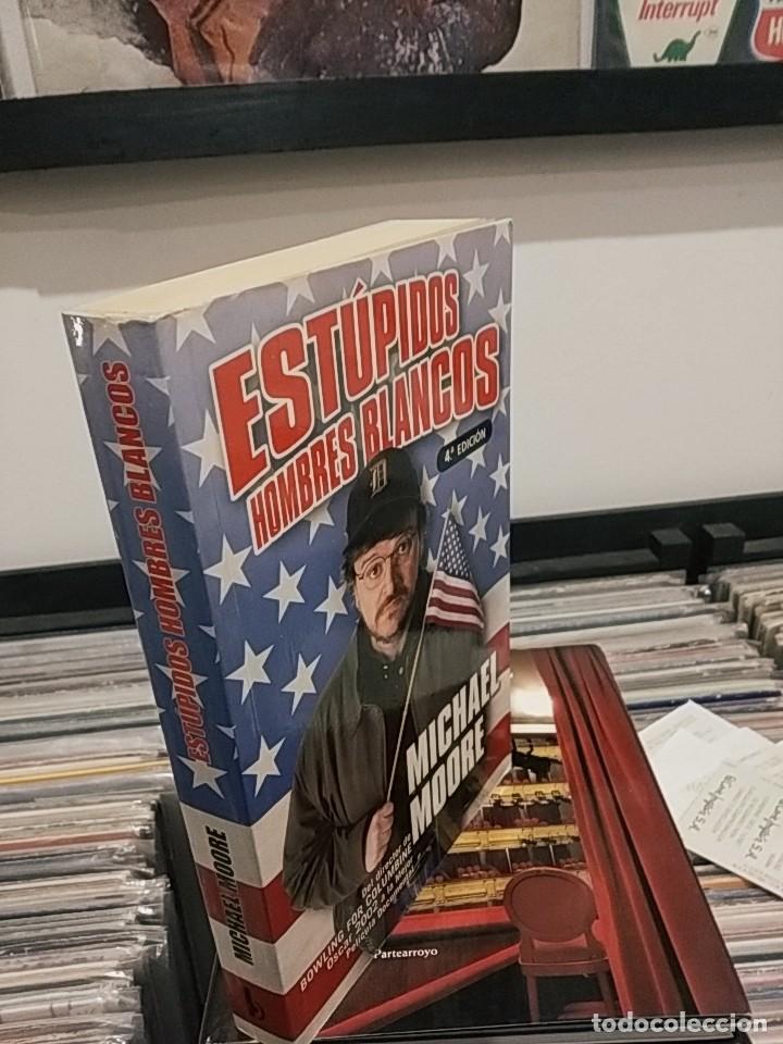 Libros de segunda mano: MICHAEL MOORE ESTUPIDOS HOMBRES BLANCOS - Foto 2