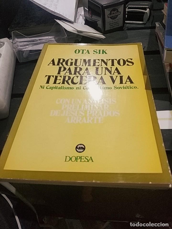 Libros de segunda mano: OTA SIK ARGUMENTOS PARA UNA TERCERA V&Iacute;A - Foto 1
