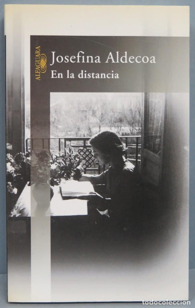 Libros de segunda mano: 2004.- EN LA DISTANCIA. JOSEFINA ALDECOA - Foto 1