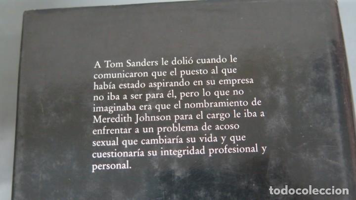 Libros de segunda mano: ACOSO. MICHAEL CRICHTON - Foto 2