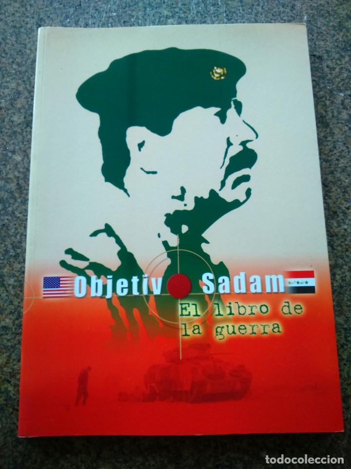Libros de segunda mano: OBJETIVO SADAN -- EL LIBRO DE LA GUERRA -- LA VOZ DE GALICIA 2003 -- - Foto 1