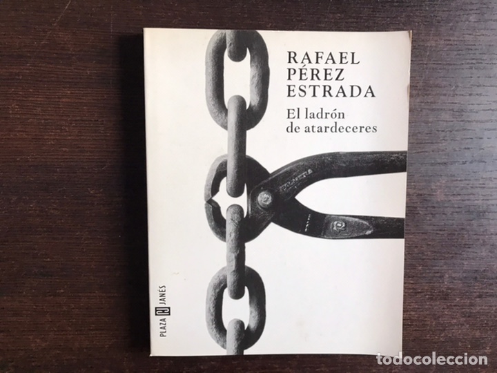 Libros de segunda mano: En ladr&oacute;n de atardeceres. Rafael P&eacute;rez Estrada - Foto 1