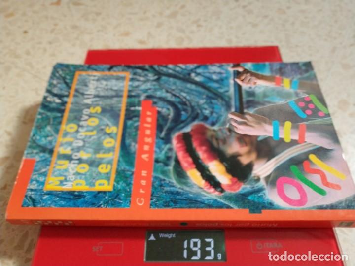 Libros de segunda mano: MURIO POR LOS PELOS.- NACHO DOCAVO ALBERTI - Foto 4