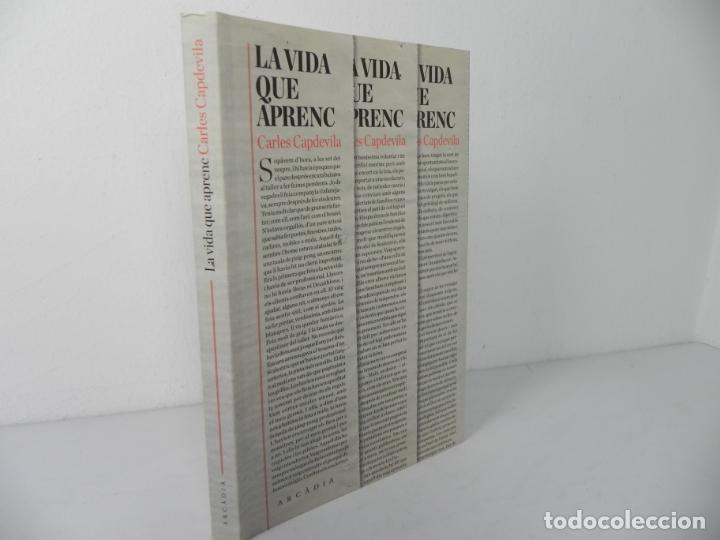 Libros de segunda mano: LA VIDA QUE APRENC (CARLES CAPDEVILA) ARCADIA-2017 (EN CATAL&Aacute;N) - Foto 1