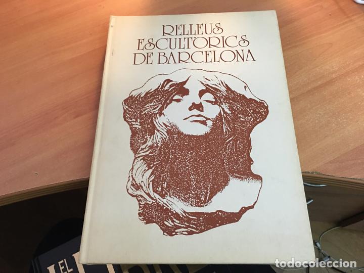 Libros de segunda mano: RELLEUS ESCULTORICS DE BARCELONA GRAN FORMATO.  (LBB8) - Foto 1