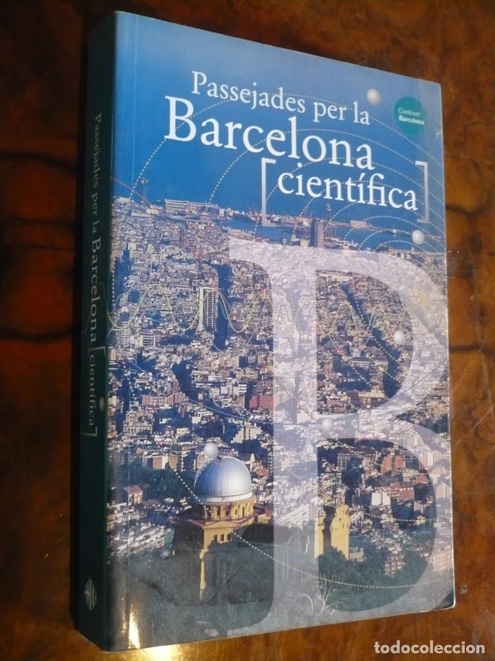 Libros de segunda mano: Passejades per la Barcelona Cient&iacute;fica, en catalan. - Foto 1