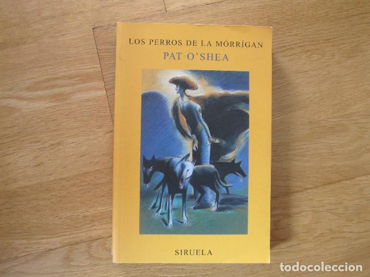 Libros de segunda mano: Los perros de la Morrigan, de Pat OShea - Foto 1