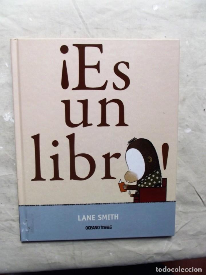 Libros de segunda mano: &iexcl; ES UN LIBRO ! DE LANE SMITH - Foto 1