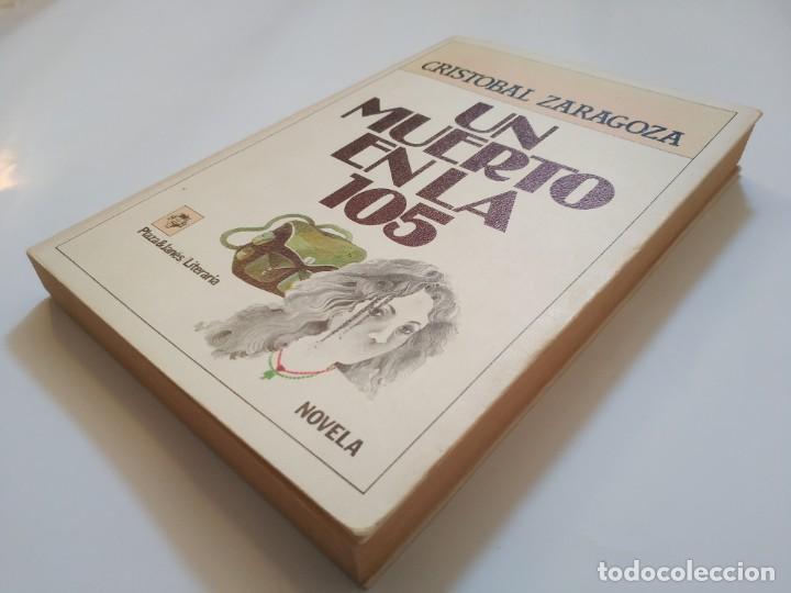 Libros de segunda mano: UN MUERTO EN LA 105.- CRISTOBAL ZARAGOZA - Foto 2