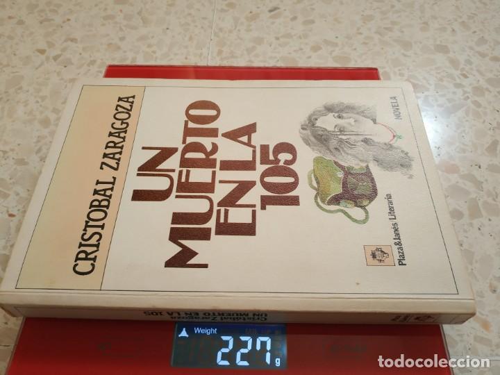 Libros de segunda mano: UN MUERTO EN LA 105.- CRISTOBAL ZARAGOZA - Foto 4