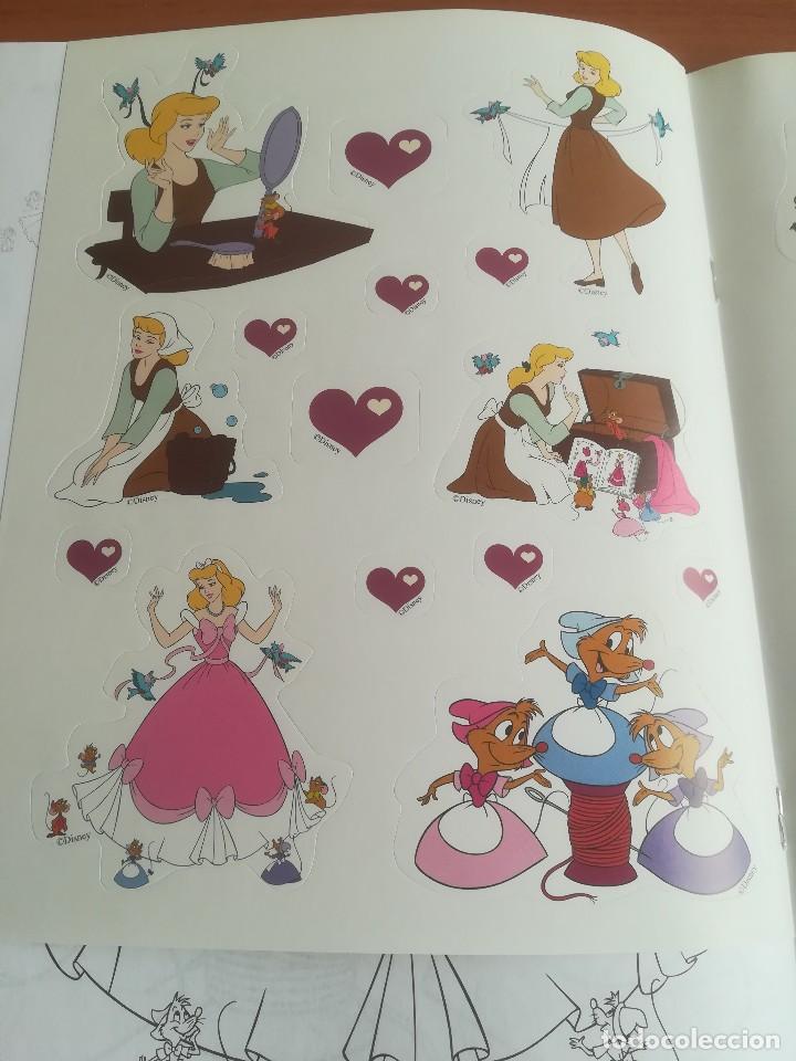 Libros de segunda mano: CUADERNILLO PARA COLOREAR CON PEGATINAS CENICIENTA DISNEY PRINCESAS - Foto 2