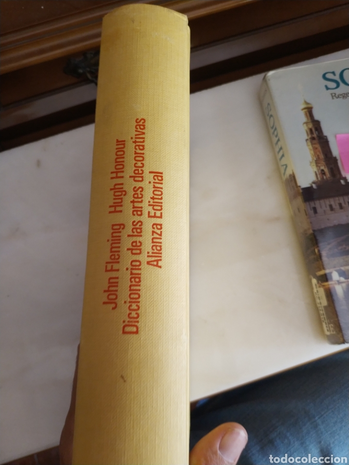 Libros de segunda mano: Diccionario de las artes decorativas John Fleming y Hugh Honour - Foto 2