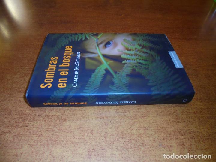 Libros de segunda mano: SOMBRAS EN EL BOSQUE (CAMMIE MCGOVERN) - Foto 2
