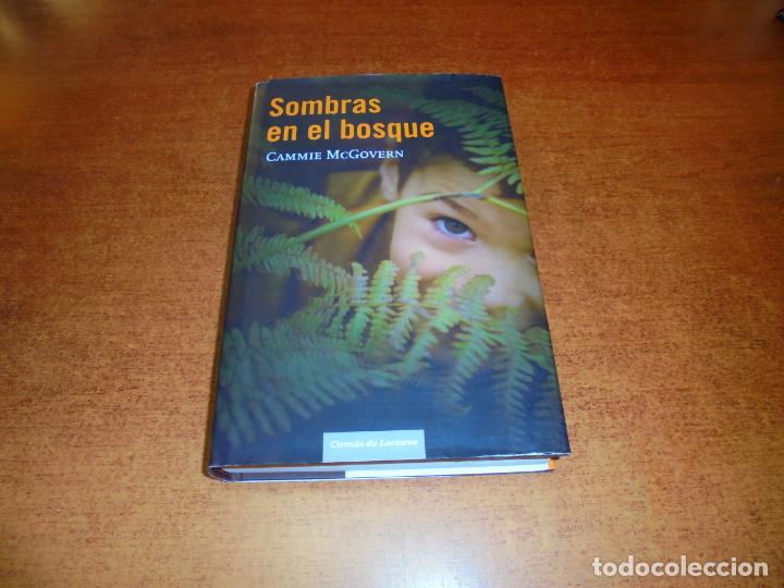 Libros de segunda mano: SOMBRAS EN EL BOSQUE (CAMMIE MCGOVERN) - Foto 1