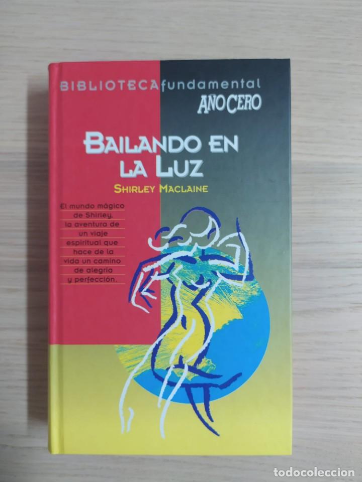 Libros de segunda mano: BAILANDO EN LA LUZ - SHIRLEY MACLAINE - Foto 1