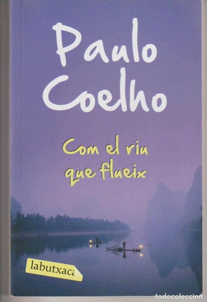 Libros de segunda mano: COM EL RIU QUE FLUEIX - PAULO COELHO - Ed. PROA 2009 - Foto 1