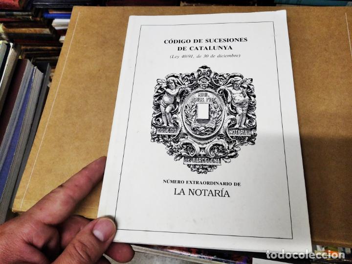 Libros de segunda mano: CODI DE SUCCESSIONS DE CATALUNYA / C&Oacute;DIGO DE SUCESIONES DE CATALUNYA . LA NOTAR&Iacute;A . 1992 - Foto 1
