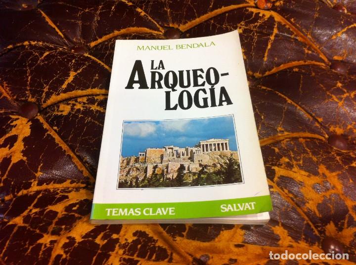 Libros de segunda mano: MANUEL BENDALA. LA ARQUEOLOG&Iacute;A. ED. SALVAT, 1991 - Foto 1