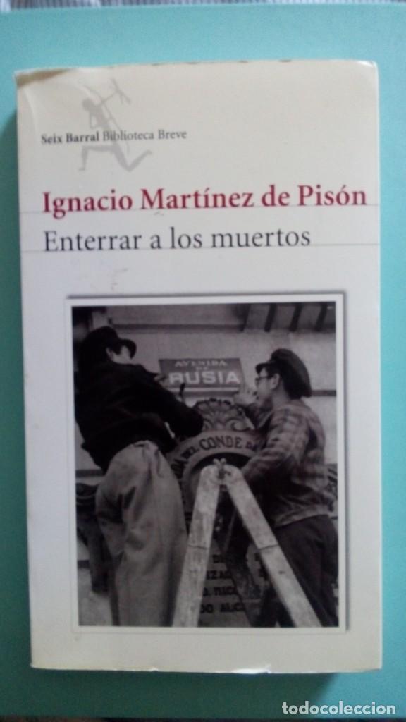 Libros de segunda mano: &rdquo;Enterrar a los Muertos&rdquo;, Ignacio Mart&iacute;nez de Pis&oacute;n. Edit.: SEIX BARRAL, Biblioteca Breve. - Foto 1
