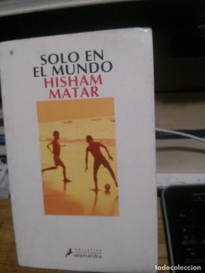 Libros de segunda mano: SOLO EN EL MUNDO, HISHAM MATAR, SALAMANDRA - Foto 1