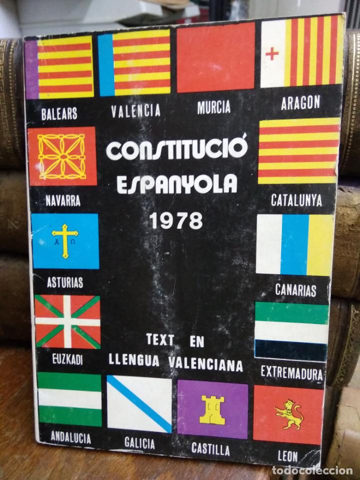 Libros de segunda mano: Constituci&oacute; espanyola 1978. En valenciano. L.4898-1480 - Foto 1