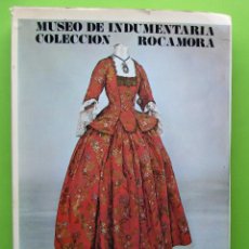 Libros de segunda mano: MUSEO DE INDUMENTARIA COLECCIÓN ROCAMORA. + FOLLETO. AYUNTAMIENTO DE BARCELONA, 1970.