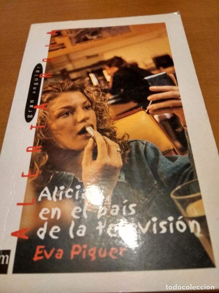 Libros de segunda mano: Alicia en el pa&iacute;s de la televisi&oacute;n - Foto 1